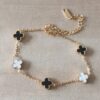 PULSERA DE ACERO DORADO ESLABÓN ESPEJITO CON DIJE ESTILO VAN CLEEF 9 MM ACRÍLICO BLANCO Y NEGRO. LARGO 17,5 + 6 CM EXT.