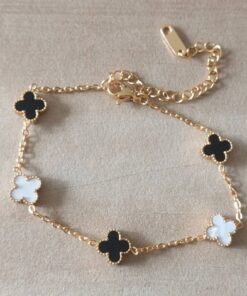 PULSERA DE ACERO DORADO ESLABÓN ESPEJITO CON DIJE ESTILO VAN CLEEF 9 MM ACRÍLICO BLANCO Y NEGRO. LARGO 17,5 + 6 CM EXT.