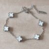 PULSERA DE ACERO ESLABÓN ESPEJITO CON DIJE ESTILO VAN CLEEF 9 MM ACRÍLICO BLANCO. LARGO 17,5 + 6 CM EXT.