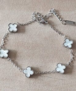 PULSERA DE ACERO ESLABÓN ESPEJITO CON DIJE ESTILO VAN CLEEF 9 MM ACRÍLICO BLANCO. LARGO 17,5 + 6 CM EXT.