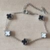PULSERA DE ACERO ESLABÓN ESPEJITO CON DIJE ESTILO VAN CLEEF 9MM ACRÍLICO BLANCO Y NEGRO. LARGO 17,5 + 6 CM EXT.