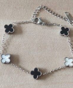 PULSERA DE ACERO ESLABÓN ESPEJITO CON DIJE ESTILO VAN CLEEF 9MM ACRÍLICO BLANCO Y NEGRO. LARGO 17,5 + 6 CM EXT.