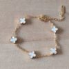 PULSERA DE ACERO DORADO ESLABÓN ESPEJITO CON DIJE ESTILO VAN CLEEF 9 MM ACRÍLICO BLANCO. LARGO 17,5 + 6 CM EXT.
