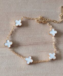 PULSERA DE ACERO DORADO ESLABÓN ESPEJITO CON DIJE ESTILO VAN CLEEF 9 MM ACRÍLICO BLANCO. LARGO 17,5 + 6 CM EXT.