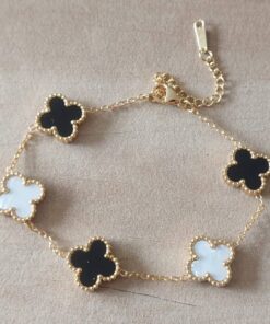 PULSERA DE ACERO DORADO ESLABÓN ESPEJITO CON DIJE ESTILO VAN CLEEF ACRÍLICO BLANCO Y NEGRO. LARGO 17,5 + 6 CM EXT.