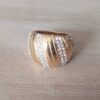 ANILLO DE ACERO DORADO CON DIAGONALES COMBINADAS CON STRASS