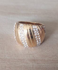 ANILLO DE ACERO DORADO CON DIAGONALES COMBINADAS CON STRASS