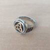 ANILLO DE ACERO ESTILO SELLO CON SIMBOLO CELTA DE TRIQUETA DORADO.