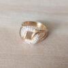 ANILLO DE ACERO DORADO CON CIRCULO CON STRASS BLANCO ENTRELAZADO