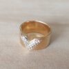ANILLO DE ACERO DORADO CINTA CON CORAZON CON STRASS BLANCO