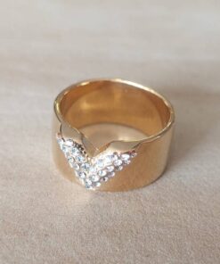 ANILLO DE ACERO DORADO CINTA CON CORAZON CON STRASS BLANCO