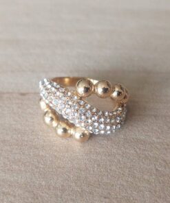 ANILLO DE ACERO DORADO DIAGONAL CON STRASS BLANCO Y BOLITAS ENTRELAZADAS