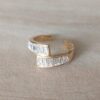 ANILLO DE ACERO DORADO ABIERTO CON STRASS BAGUETTE