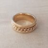 ANILLO ALIANZA DE ACERO DORADO 8 MM CON CADENA SOLDADA.