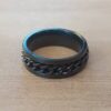 ANILLO ALIANZA DE ACERO NEGRO 8 MM CON CADENA SOLDADA.