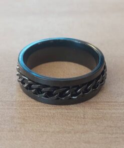 ANILLO ALIANZA DE ACERO NEGRO 8 MM CON CADENA SOLDADA.