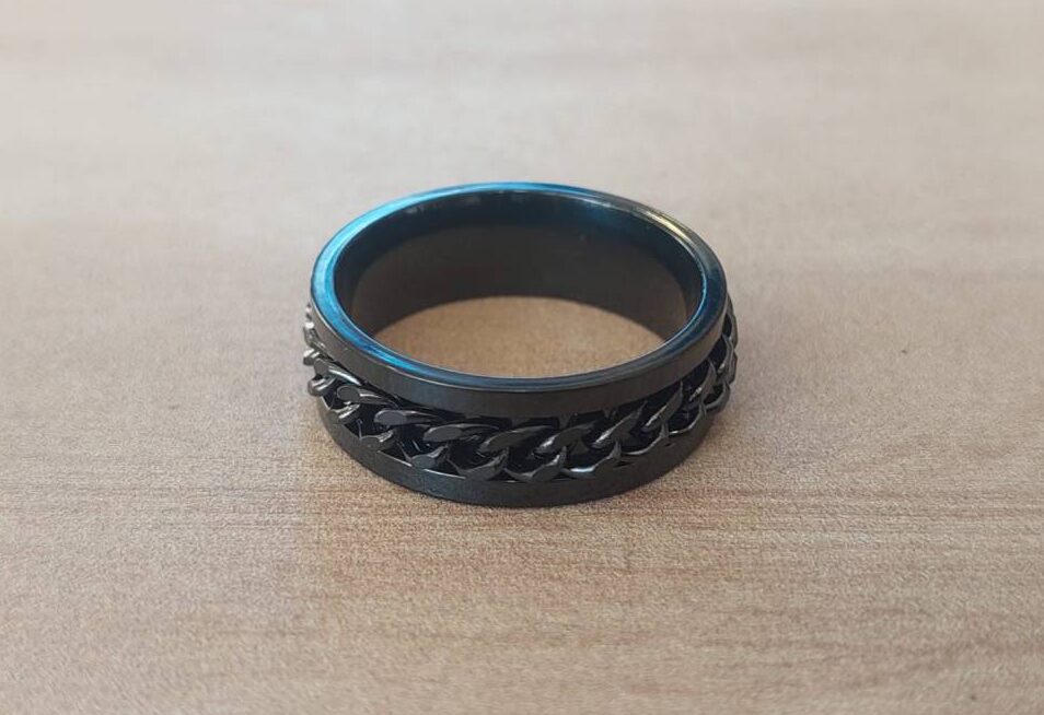 ANILLO ALIANZA DE ACERO NEGRO 8 MM CON CADENA SOLDADA.