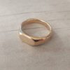 ANILLO DE ACERO DORADO SELLO OVAL HORIZONTAL.