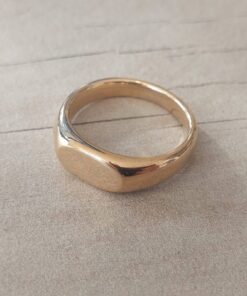 ANILLO DE ACERO DORADO SELLO OVAL HORIZONTAL.