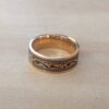 ANILLO DE ACERO DORADO ALIANZA LABRADA