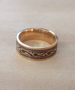 ANILLO DE ACERO DORADO ALIANZA LABRADA
