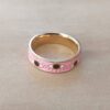 ANILLO CINTA DE ACERO DORADO ESMALTADO ROSA CON OJITOS