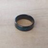 ANILLO ALIANZA DE ACERO NEGRO 8 MM CON CINTA CENTRAL CON GLITTER AZUL.
