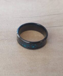ANILLO ALIANZA DE ACERO NEGRO 8 MM CON CINTA CENTRAL CON GLITTER AZUL.