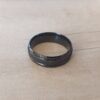 ANILLO ALIANZA DE ACERO NEGRO 8 MM CON CINTA ESMERILADA CENTRAL.