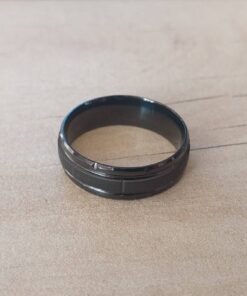 ANILLO ALIANZA DE ACERO NEGRO 8 MM CON CINTA ESMERILADA CENTRAL.