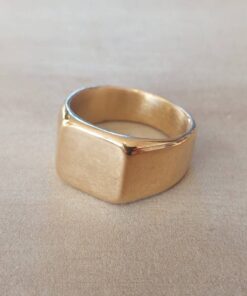 ANILLO DE ACERO DORADO SELLO CUADRADO.