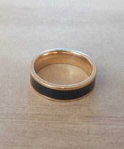 ANILLO DE ACERO DORADO ALIANZA 6 MM ESMALTADO NEGRO