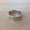ANILLO ALIANZA DE ACERO 8 MM CON CADENA SOLDADA.
