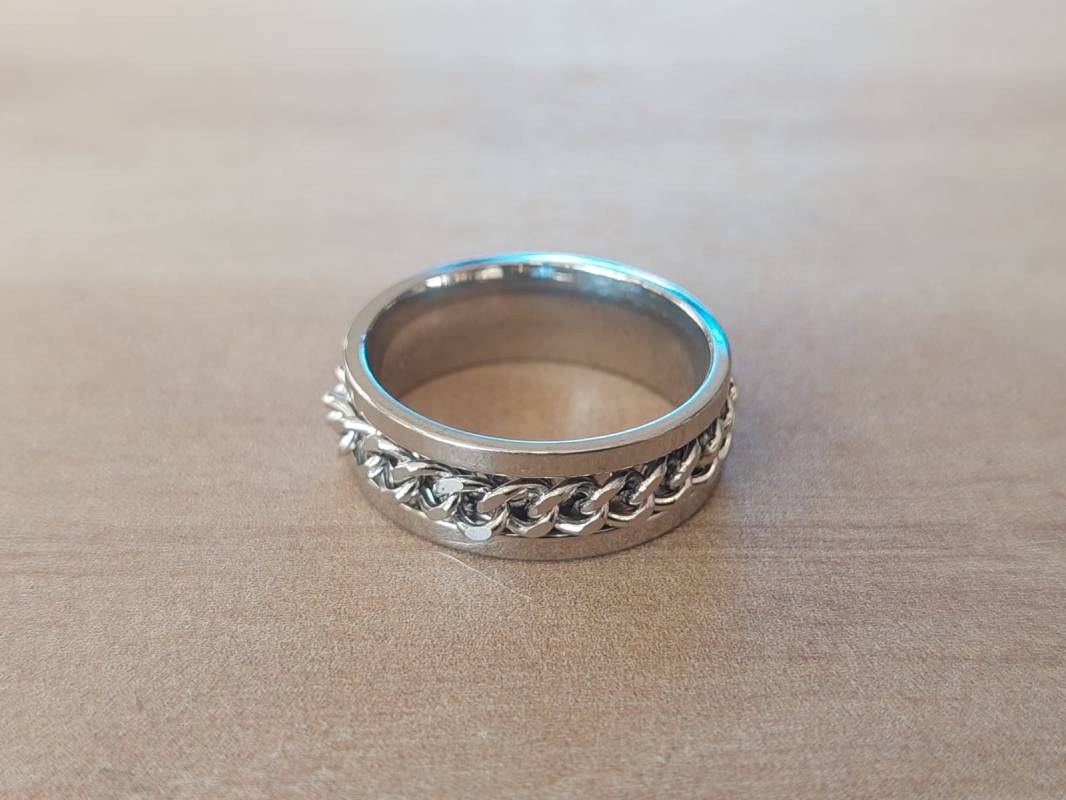 ANILLO ALIANZA DE ACERO 8 MM CON CADENA SOLDADA.