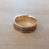 ANILLO DE ACERO DORADO ALIANZA LABRADA