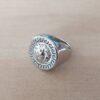 ANILLO DE ACERO ESTILO SELLO CON CABEZA DE LEON Y PATRON GRIEGO.