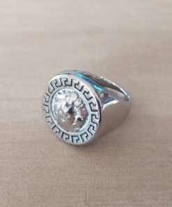 ANILLO DE ACERO ESTILO SELLO CON CABEZA DE LEON Y PATRON GRIEGO.
