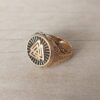 ANILLO DE ACERO DORADO ESTILO SELLO CON SIMBOLO CELTA DE TRIQUETA.