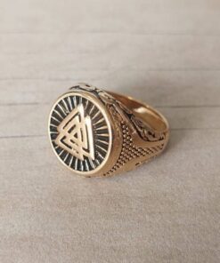 ANILLO DE ACERO DORADO ESTILO SELLO CON SIMBOLO CELTA DE TRIQUETA.
