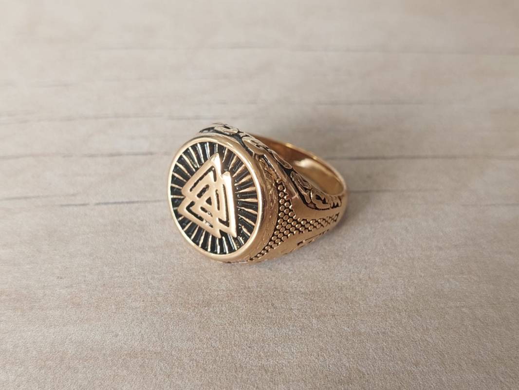 ANILLO DE ACERO DORADO ESTILO SELLO CON SIMBOLO CELTA DE TRIQUETA.