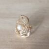 ANILLO DE ACERO DORADO FLOR CALADA CON PERLA