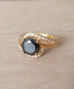 ANILLO DE ACERO DORADO CON STRASS NEGRO REDONDO Y STRASS BLANCO ENVOLVENTE