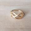 ANILLO DE ACERO DORADO INFINITO ENTRELAZADO CERRADO