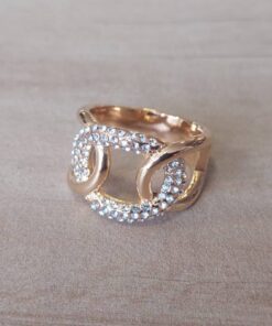 ANILLO DE ACERO DORADO CON CIRCULO CON STRASS BLANCO ENTRELAZADO