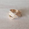 ANILLO DE ACERO DORADO DOBLRE HILERA DE STRASS DIAGONAL Y LINEAS ENTRELAZADAS