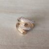 ANILLO DE ACERO DORADO TUBOS ENTRELAZADOS COMBINADOS CON STRASS