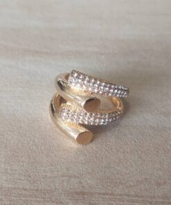 ANILLO DE ACERO DORADO TUBOS ENTRELAZADOS COMBINADOS CON STRASS
