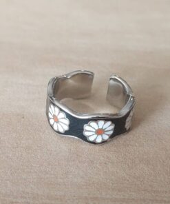 ANILLO ALIANZA DE ACERO IRREGULAR, ABIERTO Y ESMALTADO EN NEGRO CON MARGARITAS