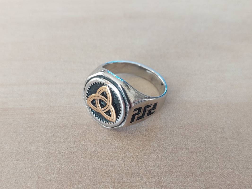 ANILLO DE ACERO ESTILO SELLO CON SIMBOLO CELTA DE TRIQUETA DORADO.
