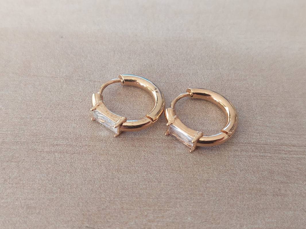 ARO DE ACERO DORADO ARGOLLA CON BISAGRA 15 MM Y FRENTE CON STRASS BLANCO RECTANGULAR
